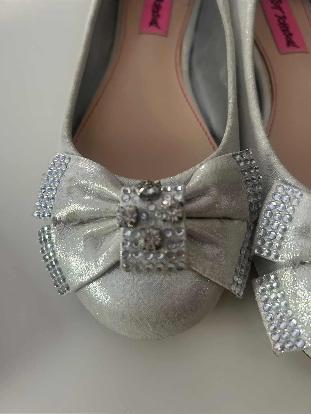 Betsey Johnson Silver Glitter Bow Flats with Crystal Accent - Size 5.5 - Picture 11 of 11